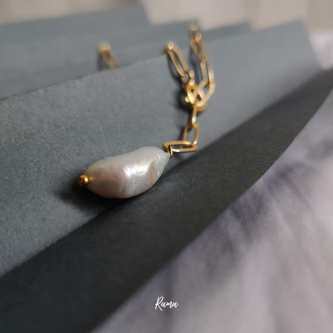 Lariat Baroque Pendant