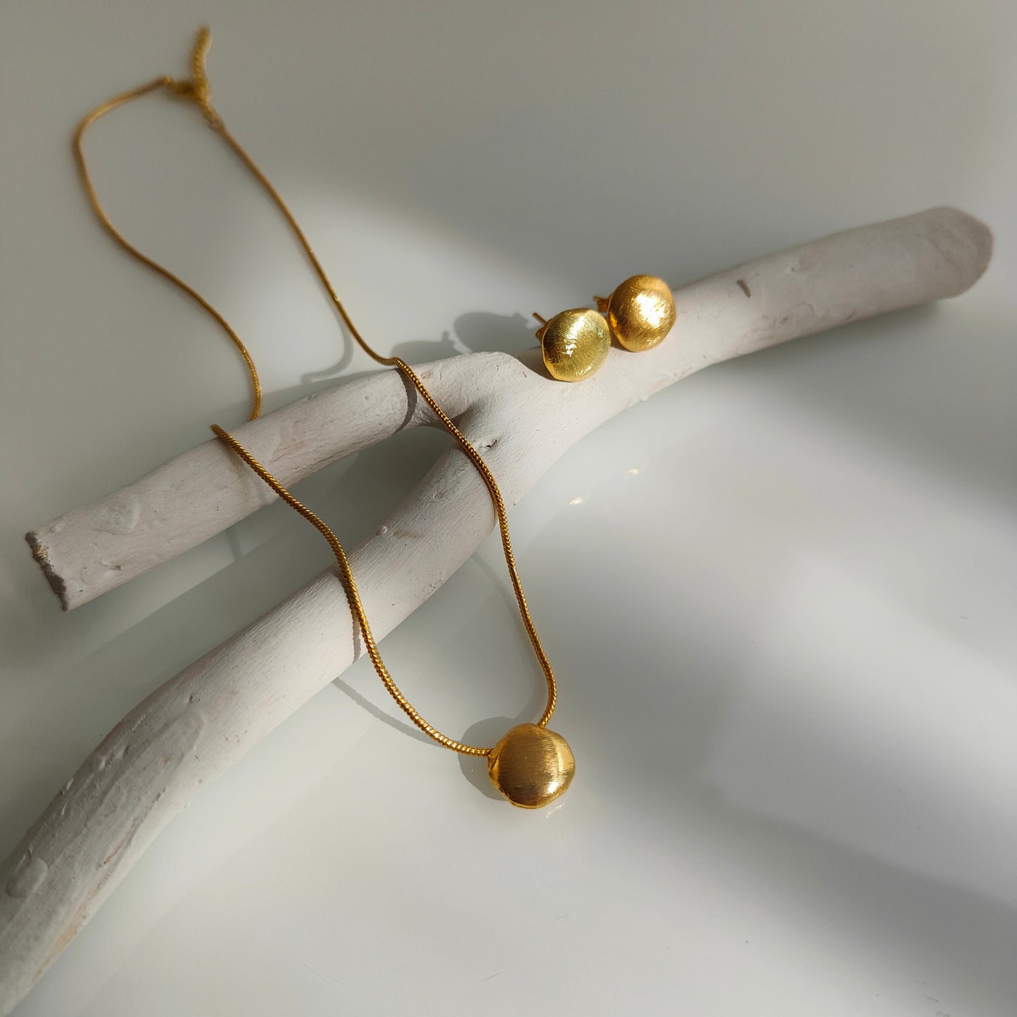 Barisha Set Golden ( Pendant + Studs )