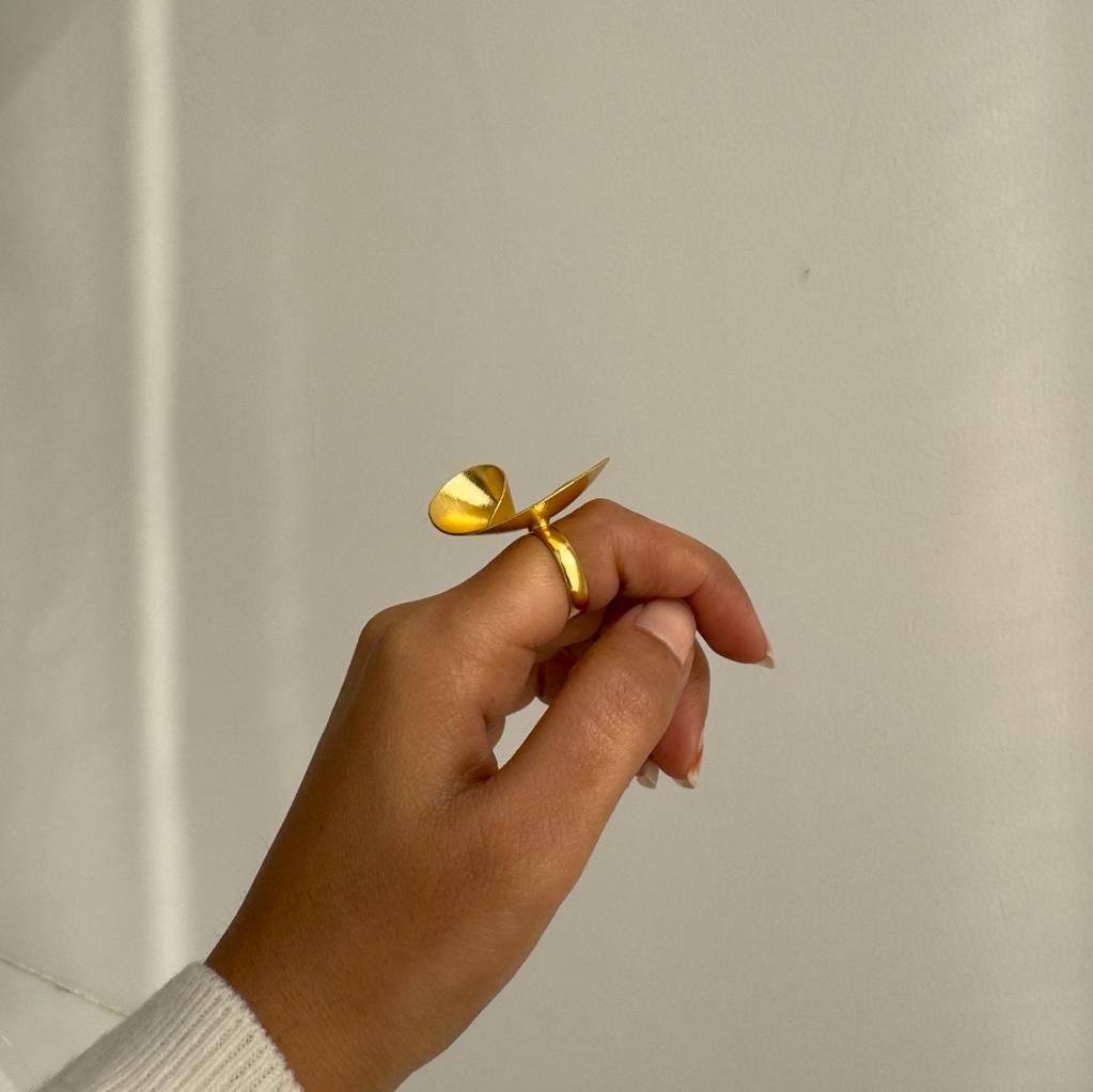 Twirl Adjustable Ring Golden