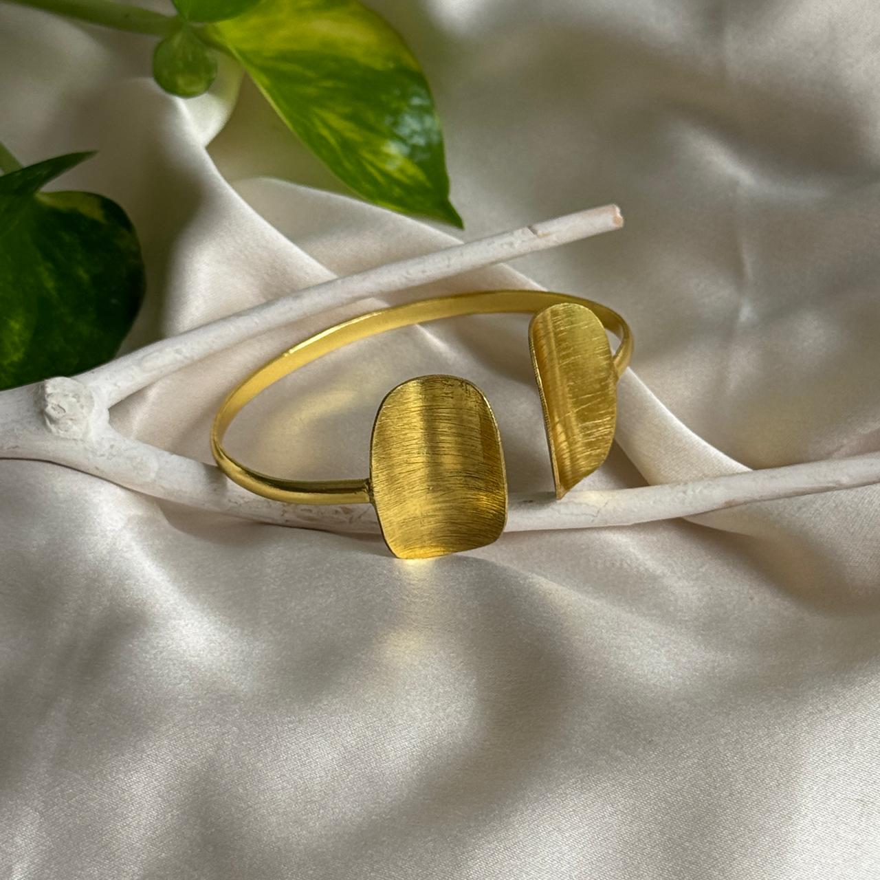 Tora Cuff