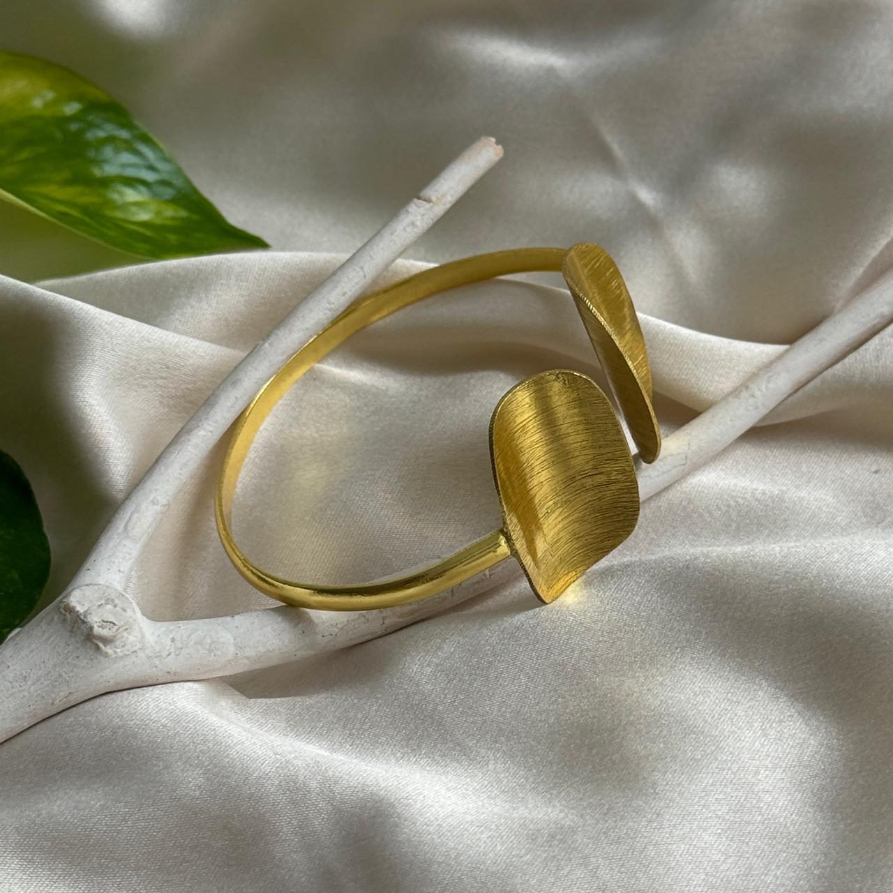 Tora Cuff